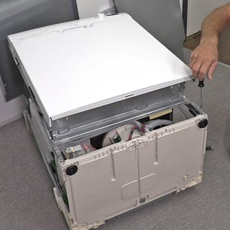 Astianpesukoneen poistopumppu: Pane kone selälleen Astianpesukoneen poistopumppu: Pane kone selälleen